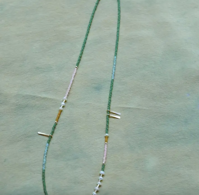 Beaded Necklace in Emerald with Pearls