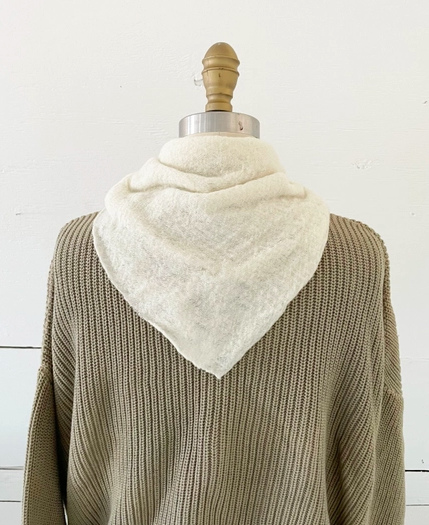 Wool Cloud Neck Scarf in Moss